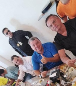 Após carreata, Bolsonaro chega a polo gastronômico da grande Maceió