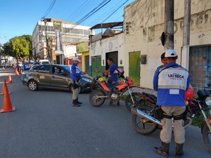 Lei Seca prende condutor embriagado e recolhe cinco CNH's em Maceió