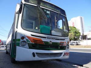 Dupla armada faz 'arrastão' dentro de ônibus coletivo e foge a pé 