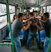 Passageiros contêm homem acusado mostrar as partes íntimas em ônibus de Maceió