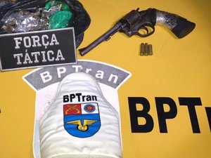 Suspeito foge de abordagem policial, atira contra viatura e abandona arma e drogas