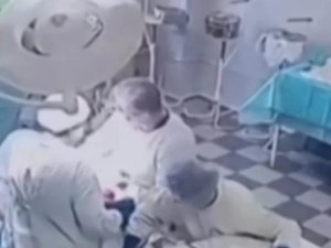 Médicos em cirurgia seguram paciente durante terremoto na Rússia