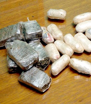 Maconha e cocaína são encontradas dentro de residência no Barro Duro