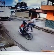 [Vídeo] Homem reage a assalto e dá 'voadora' em bandido na Feirinha do Tabuleiro