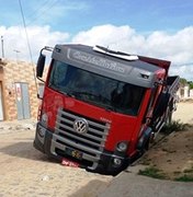 Caminhão fica preso em um buraco aberto no calçamento de rua de Arapiraca