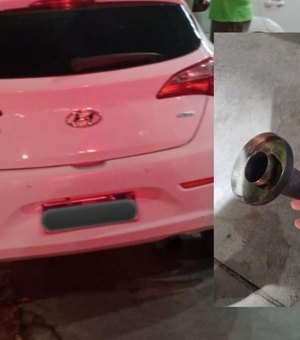 Agentes do DMTT abordam veículo com descarga alterada na Ponta Verde