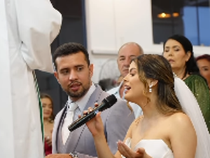 Noiva pede microfone ao padre e surpreende convidados ao cantar “Pai Nosso”