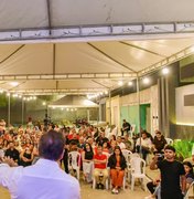 Moradores do Jardim Tropical comemoram pavimentação entregue pelo prefeito Luciano Barbosa