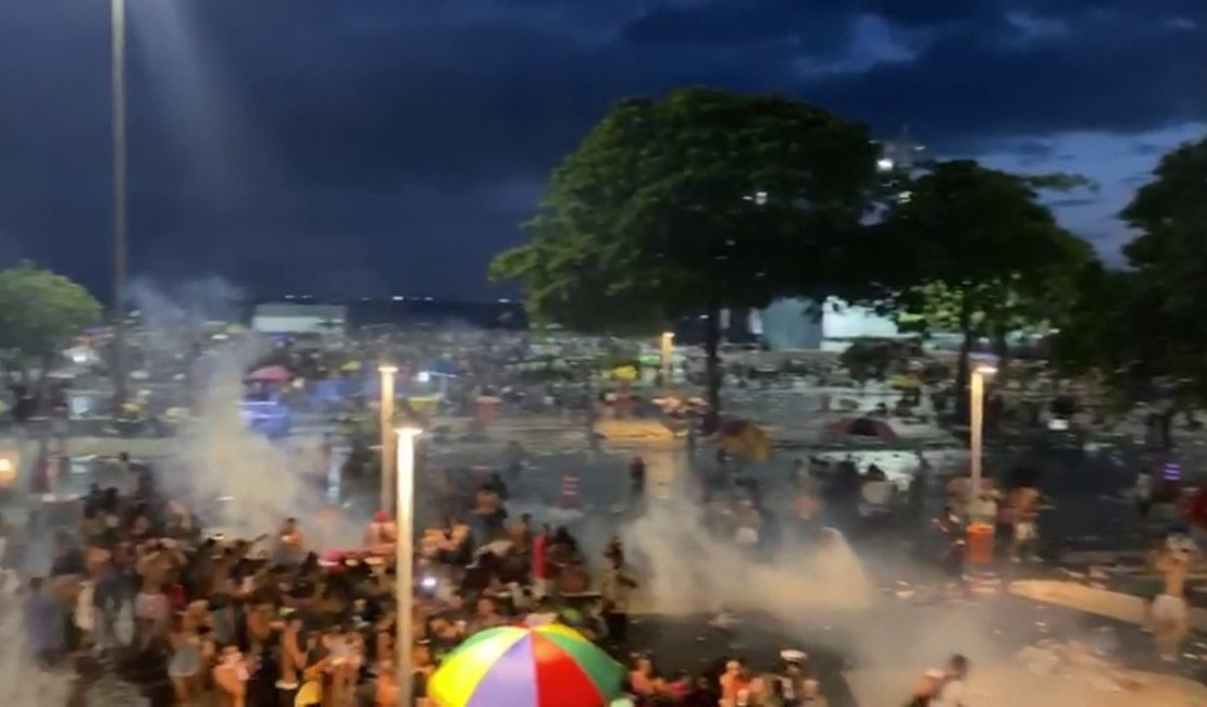 Imagens mostram confusão e bombas de gás lacrimogêneo em bloco de carnaval