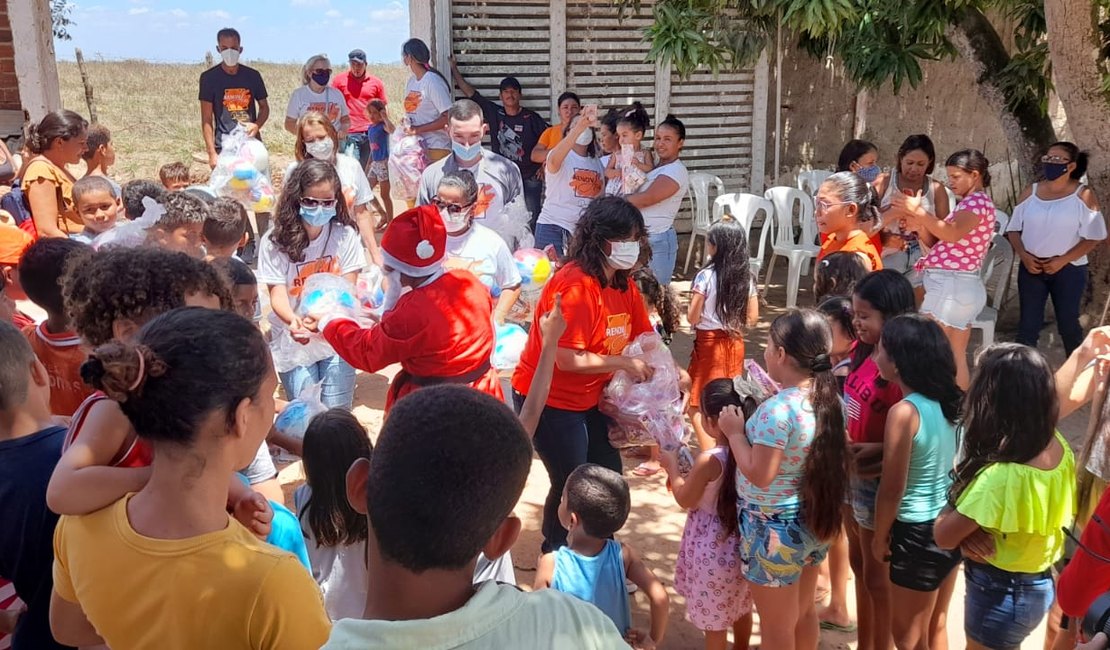 Comunidades de Arapiraca recebem ação natalina promovida pela vereadora Dra. Fany