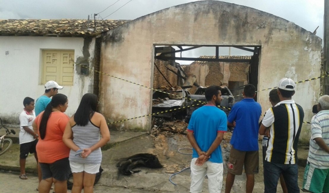 Incêndio destrói cinco veículos na zona rural de Limoeiro de Anadia