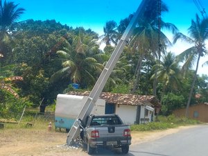 Picape colide contra poste em Porto de Pedras