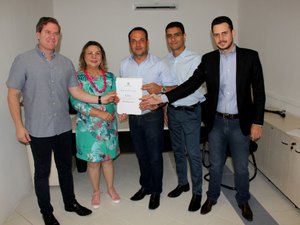 Presidente da CEI entrega relatório final a deputados da bancada federal alagoana