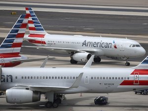 Mulher finge passar mal em voo para ir para classe executiva e força avião a voltar