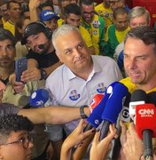 'Aqui, o nosso candidato é o JHC', afirma Flávio Bolsonaro ao chegar em Alagoas