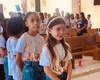Criança se emociona ao fazer a Primeira Comunhão e comove internautas