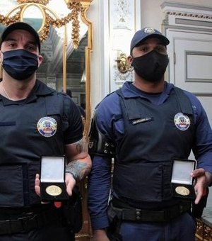 Guardas humilhados por desembargador recebem medalhas pela conduta exemplar