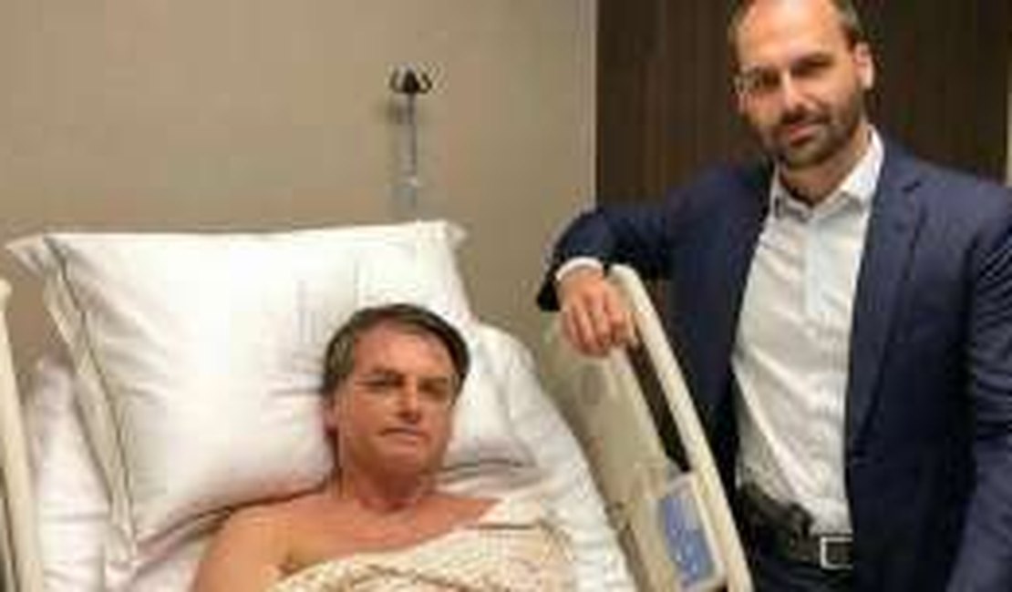 Em foto com o pai no hospital, Eduardo Bolsonaro posa com pistola na cintura