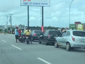 [Vídeo] Arapiraquenses formam fila de carros em frente a supermercado da AL-220