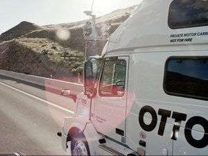 Empresa do Uber faz entrega de cerveja com caminhão que dirige sozinho nas estradas