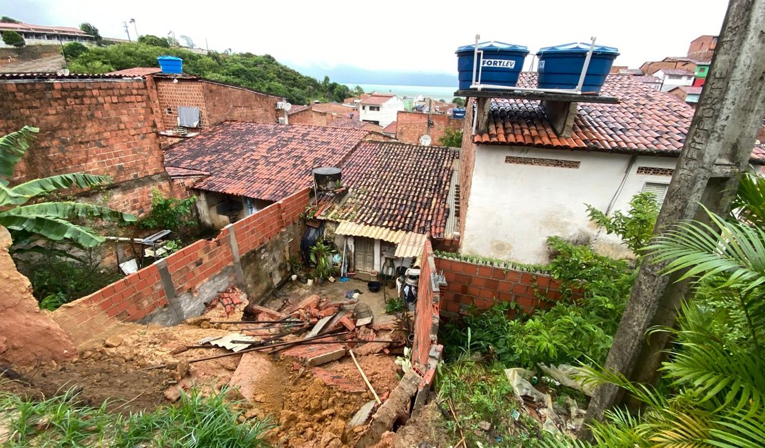 Barreira desliza após chuvas e atinge quintal de casa em Maragogi