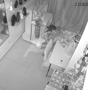 [Vídeo] Câmeras flagram mulher furtando estabelecimento no Trapiche da Barra
