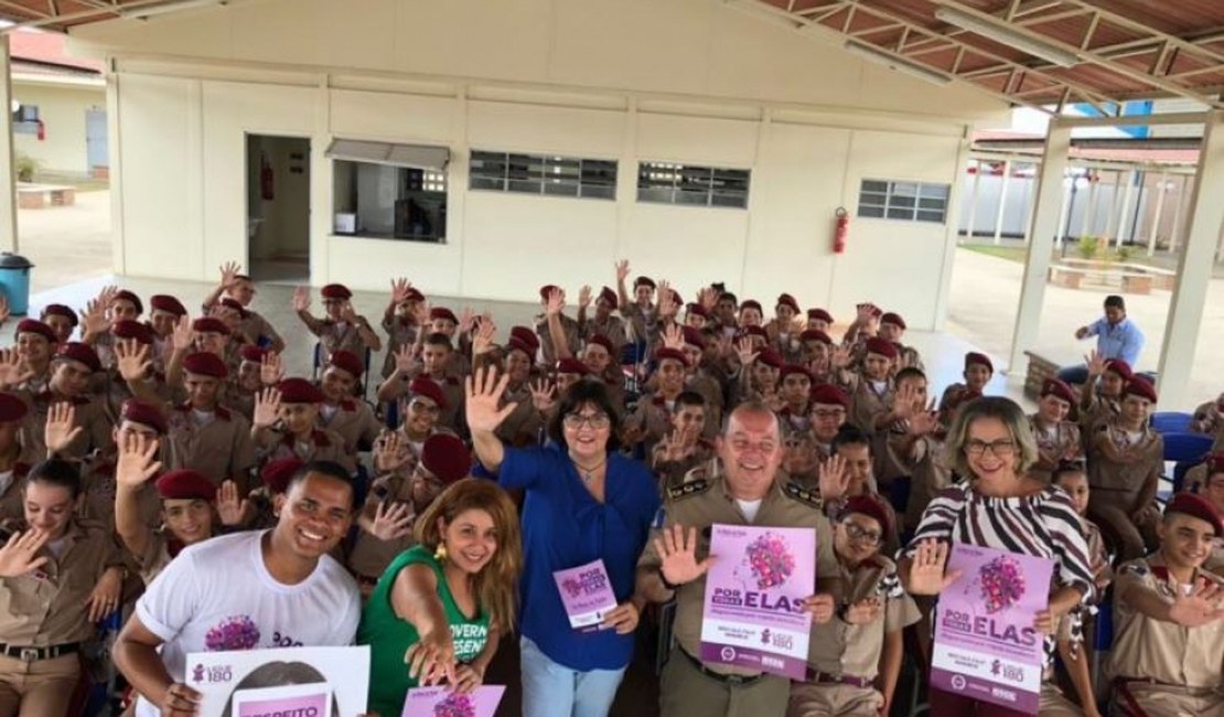 Estudantes da Escola Tiradentes, em Arapiraca, participam do Maria da Penha vai à Escola