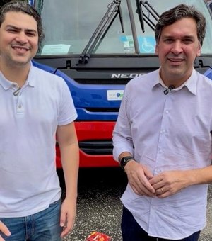 Prefeito Eduardo Bulhões recebe micro-ônibus do Programa Agora Tem Especialistas