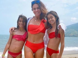 Giovanna Antonelli combina look com as filhas gêmeas em dia de praia e corpão impressiona