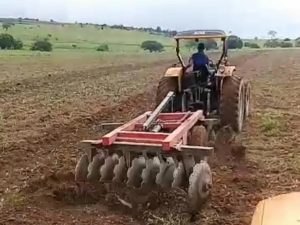Prefeitura beneficia agricultores com aragem de mais de 5.500 tarefas de terra