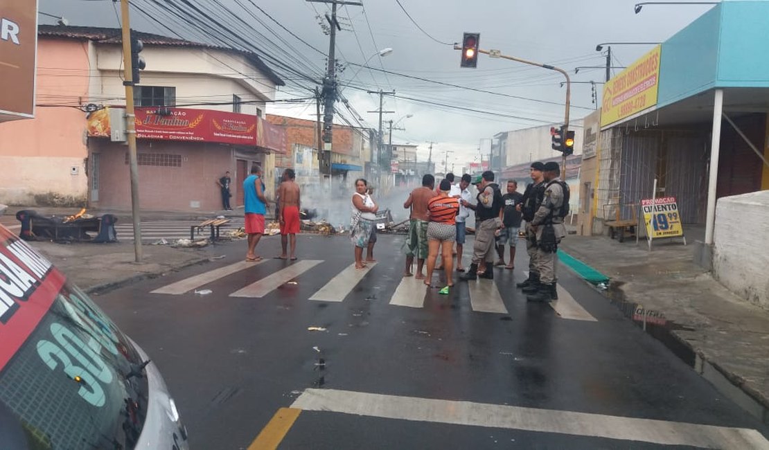 Moradores bloqueiam via principal do Feitosa