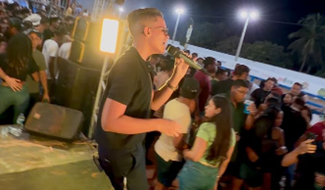 Sem ser artista nacional, Hebert Marques impressiona em Piaçabuçu e faz público cantar