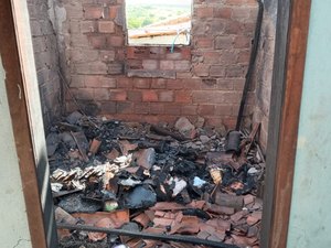 Casa fica destruída após explosão de aparelho celular em Pão de Açúcar