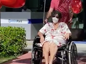 [Vídeo] Covid-19: Dona Maria do Cartório recebe alta de hospital com homenagem da família