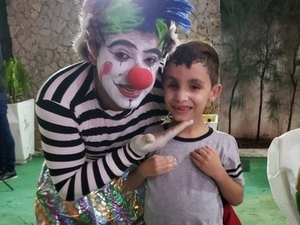 Palhaço comove ao fazer menino cego 'enxergá-lo com as mãos'