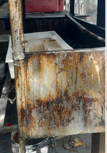 Estabelecimento de quentinhas é interditado com charque estragado e queijo vencido na Ponta da Terra