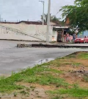 [VÍDEO] Caminhão derruba poste elétrico em Jacarecica