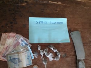 Homem é preso com bombinhas de maconha, dinheiro e faca em Piaçabuçu