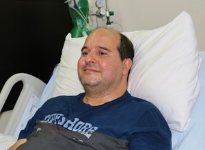 Médico com ELA luta em Brasília para importar droga e combater doença