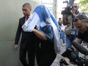 Mulher e cunhado de ex-PM suspeito de matar Marielle e Anderson são presos