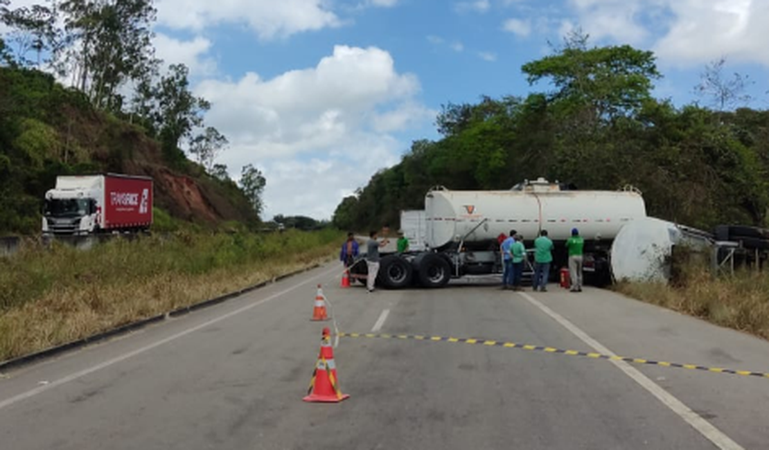 PRF organiza desvio na BR 101 até retirada de tanque tombado em Teotonio Vilela