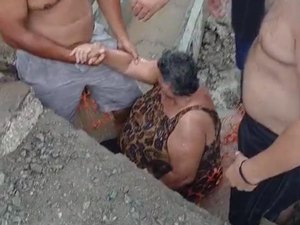 Idosa fica ferida após cair em vala de obra da Braskem no Flexais, em Maceió