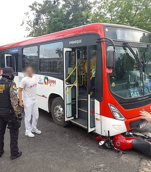 Motocicleta vai parar embaixo de ônibus após acidente na Av. Fernandes Lima