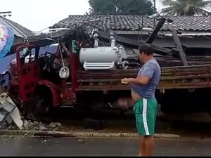 Caminhão colide em poste no bairro Mangazala Porto Calvo