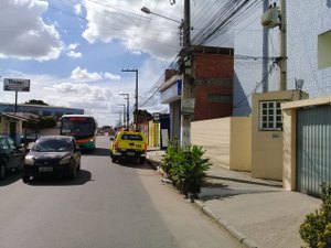 Mulher cai do terceiro andar de prédio e fratura perna em Arapiraca