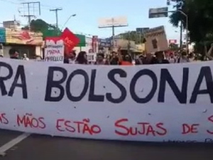 [Vídeo] Após criticar Bolsonaro por aglomeração, esquerda repete gesto em Maceió
