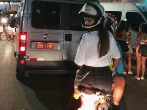 Bruna Marquezine volta para hotel de mototáxi: ‘Único jeito de chegar’