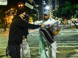 Felipe Titto doa cobertores a moradores de rua em madrugada fria de SP