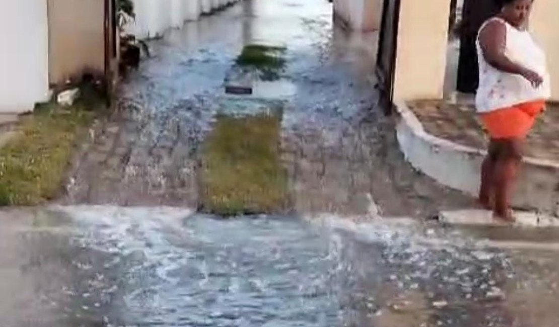 [Vídeo] Moradores da Barra Nova voltam a sofrer com avanço da maré