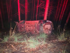 Motorista perde o controle de veículo e cai em ribanceira, na zona rural de Japaratinga